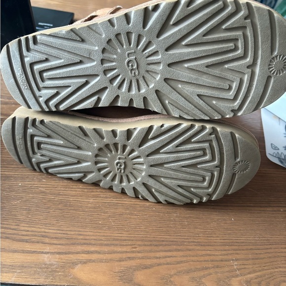 Uggs Classic Short in Chestnut, WMS 10 - Picture 6 of 6